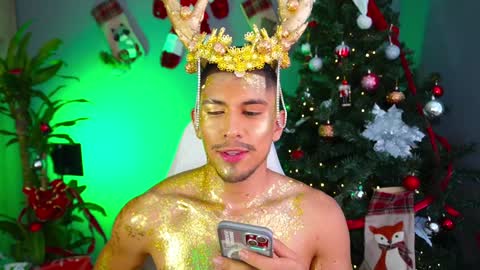 Snapshot of aaronfox_ chatting on 12.28.24 AARON online show from 12.28.24