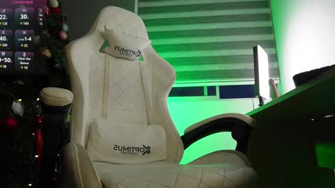 Snapshot of aaronfox_ chatting on 12.28.24 AARON online show from 12.28.24