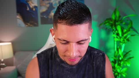 Snapshot of aaronfox_ chatting on 01.05.25 AARON online show from 01.05.25