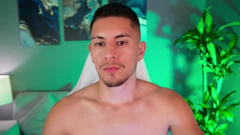 Snapshot of aaronfox_ chatting on 01.05.25 AARON online show from 01.05.25