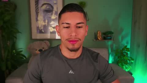 Snapshot of aaronfox_ chatting on 03.10.25 AARON online show from 03.10.25