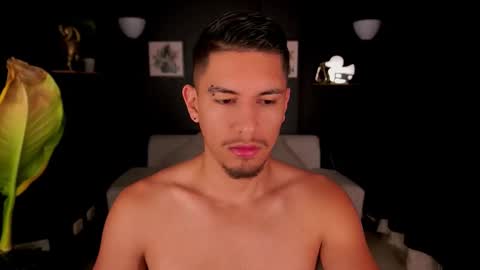 Snapshot of aaronfox_ chatting on 09.11.25 AARON online show from 09.11.25