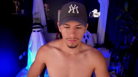 Snapshot of aaronfox_ chatting on 10.05.25 AARON online show from 10.05.25