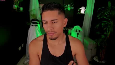 Snapshot of aaronfox_ chatting on 10.10.25 AARON online show from 10.10.25