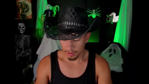 Snapshot of aaronfox_ chatting on 11.01.25 AARON online show from 11.01.25