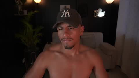 Snapshot of aaronfox_ chatting on 11.04.25 AARON online show from 11.04.25