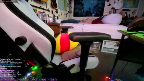 Snapshot of aaronskeetman chatting on 10.05.25 Aaron Skeetman online show from 10.05.25