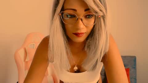 Snapshot of abby_liu chatting on 01.16.25 May Imstagram online show from 01.16.25