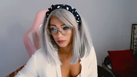 Snapshot of abby_liu chatting on 02.04.25 May Imstagram online show from 02.04.25