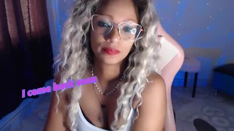 Snapshot of abby_liu chatting on 02.11.25 May Imstagram online show from 02.11.25
