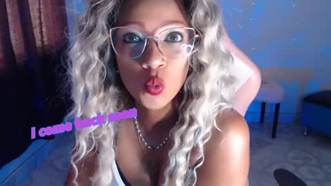 Snapshot of abby_liu chatting on 03.07.25 May Imstagram online show from 03.07.25