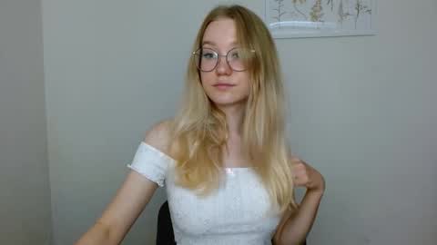 Abby Lovense is active online show from 09.09.25