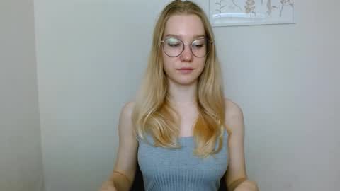 Abby Lovense is active online show from 09.23.25