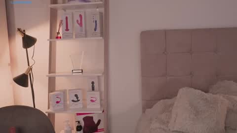 Snapshot of abellacroft chatting on 12.17.24 Abella online show from 12.17.24