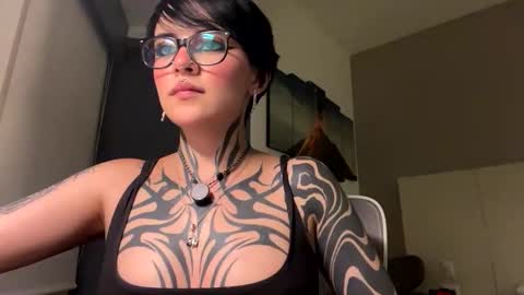 Snapshot of abril__colen chatting on 04.06.26 April online show from 04.06.26