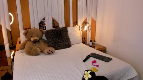 abril_cooper11 online show from 10.13.25