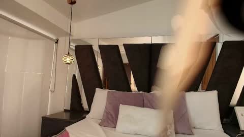  Abril  online show from 10.18.25