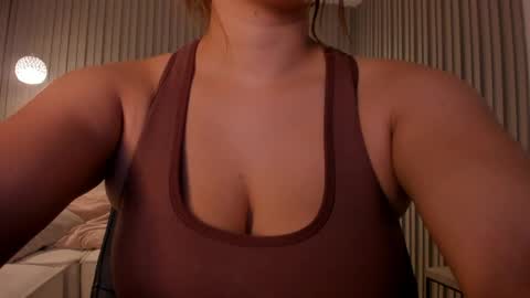 Snapshot of abrilbloom_ chatting on 05.19.26 abril online show from 05.19.26