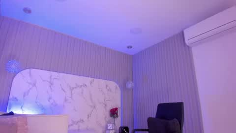 Snapshot of abrilbloom_ chatting on 06.14.26 abril online show from 06.14.26