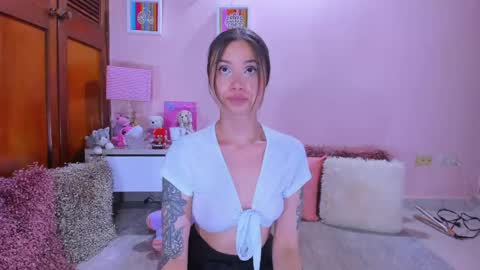 Snapshot of abrilrussell_ chatting on 06.06.26 Abril online show from 06.06.26