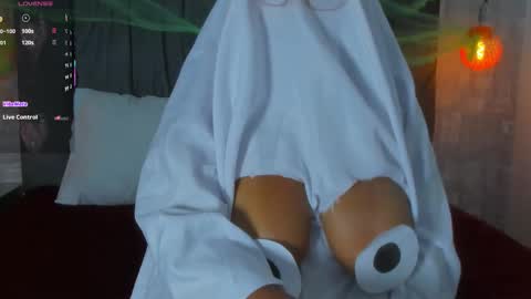 Snapshot of abrilsantana_ chatting on 10.29.25 abrilsantana_ online show from 10.29.25