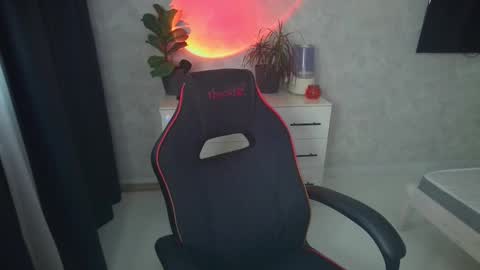 Snapshot of abslut chatting on 10.04.25 Nick online show from 10.04.25