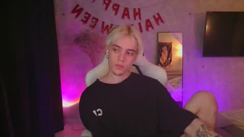 Snapshot of abslut chatting on 11.07.25 Nick online show from 11.07.25