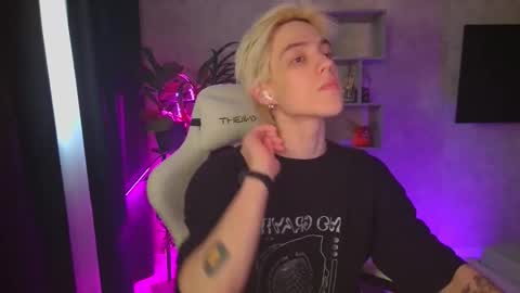 Snapshot of abslut chatting on 11.17.25 Nick online show from 11.17.25