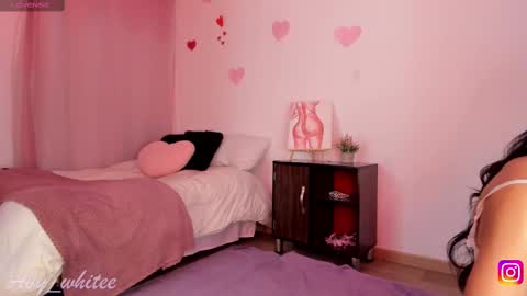 Snapshot of aby_whitee chatting on 09.23.25 Aby online show from 09.23.25