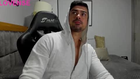 Snapshot of adam_clarke chatting on 10.04.25 adam clarke online show from 10.04.25