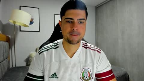 Snapshot of adam_clarke chatting on 11.11.25 adam clarke online show from 11.11.25