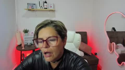 Snapshot of adeellee_ chatting on 01.21.25 adeellee online show from 01.21.25