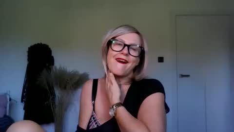 Snapshot of adelemilf40 chatting on 09.27.25 adelemilf40 online show from 09.27.25