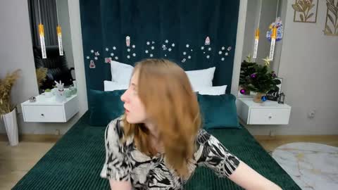 Snapshot of adelina_cowell chatting on 01.10.25 Adelina online show from 01.10.25