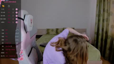 Snapshot of adelina_cowell chatting on 03.10.25 Adelina online show from 03.10.25