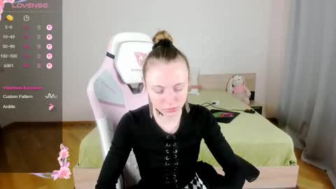 Snapshot of adelina_cowell chatting on 09.16.25 Adelina online show from 09.16.25