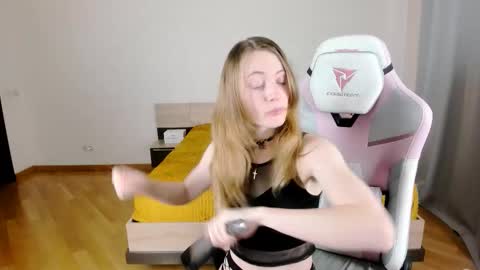 Snapshot of adelina_cowell chatting on 09.21.25 Adelina online show from 09.21.25