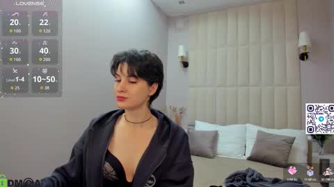 Adeline Perle online show from 09.29.25