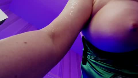 Snapshot of adelladulce1 chatting on 12.25.24 Adella online show from 12.25.24