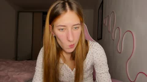 Snapshot of adellqueen chatting on 06.08.26 Adell online show from 06.08.26