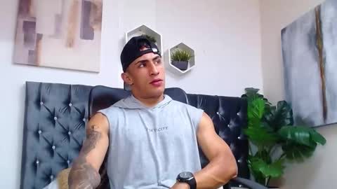 Snapshot of adrian_rae chatting on 10.01.25 online show from 10.01.25