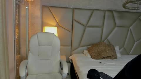 Snapshot of adrian_rae chatting on 10.04.25 online show from 10.04.25