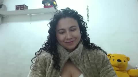 Snapshot of adrianatellez chatting on 10.01.25 Adriana Tellez online show from 10.01.25