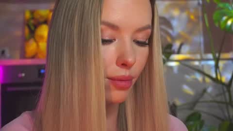 Snapshot of agent_blonde chatting on 10.04.25 May online show from 10.04.25