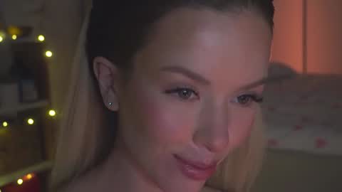 Snapshot of agent_blonde chatting on 10.10.25 May online show from 10.10.25