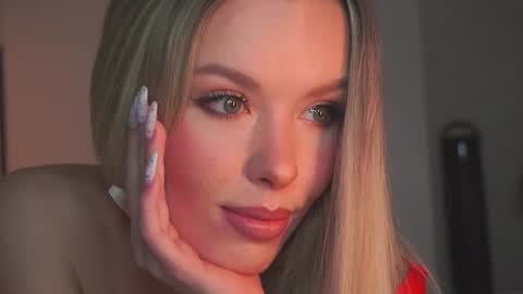 Snapshot of agent_blonde chatting on 10.11.25 May online show from 10.11.25