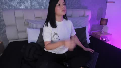 Snapshot of ah_mara chatting on 02.13.25 Ahmara online show from 02.13.25