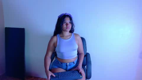 Snapshot of ahslyevans__ chatting on 07.11.26 AHSLY online show from 07.11.26