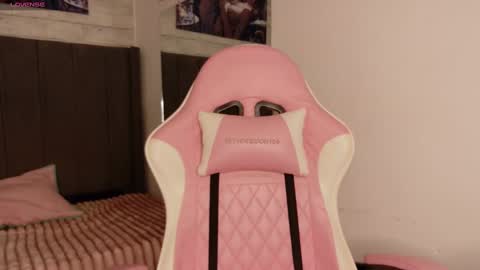 Snapshot of aida_princess chatting on 10.11.25 Aida online show from 10.11.25