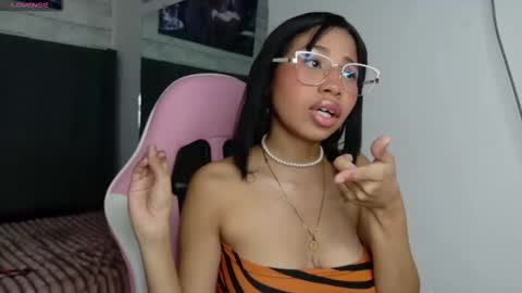 Snapshot of aida_princess chatting on 10.19.25 Aida online show from 10.19.25